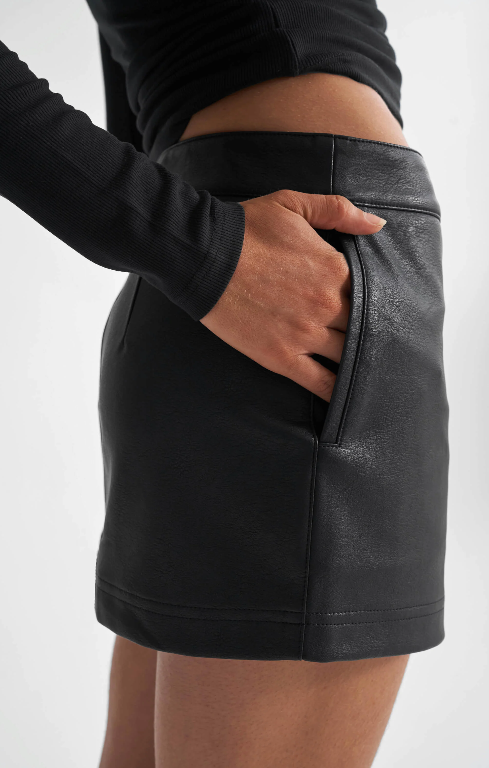 THE PEBBLED™ VEGAN LOW RISE MINI SKIRT - Image 4