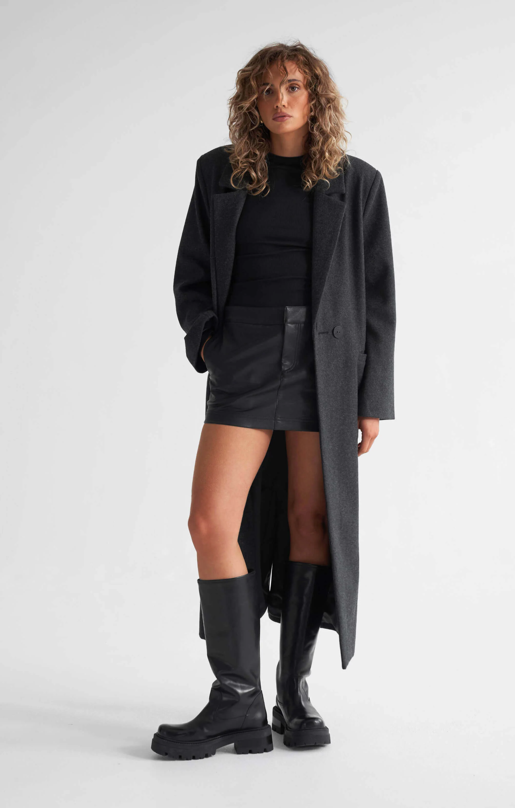 THE PEBBLED™ VEGAN LOW RISE MINI SKIRT - Image 6